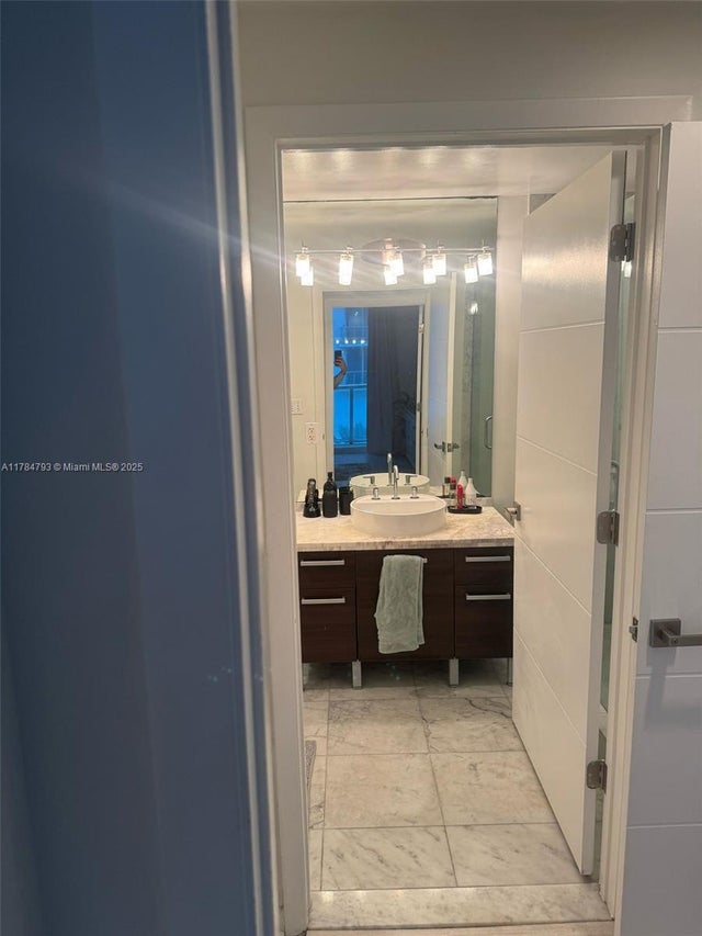 3 of 17 - 253 Ne 2nd St 1406, Miami, FL