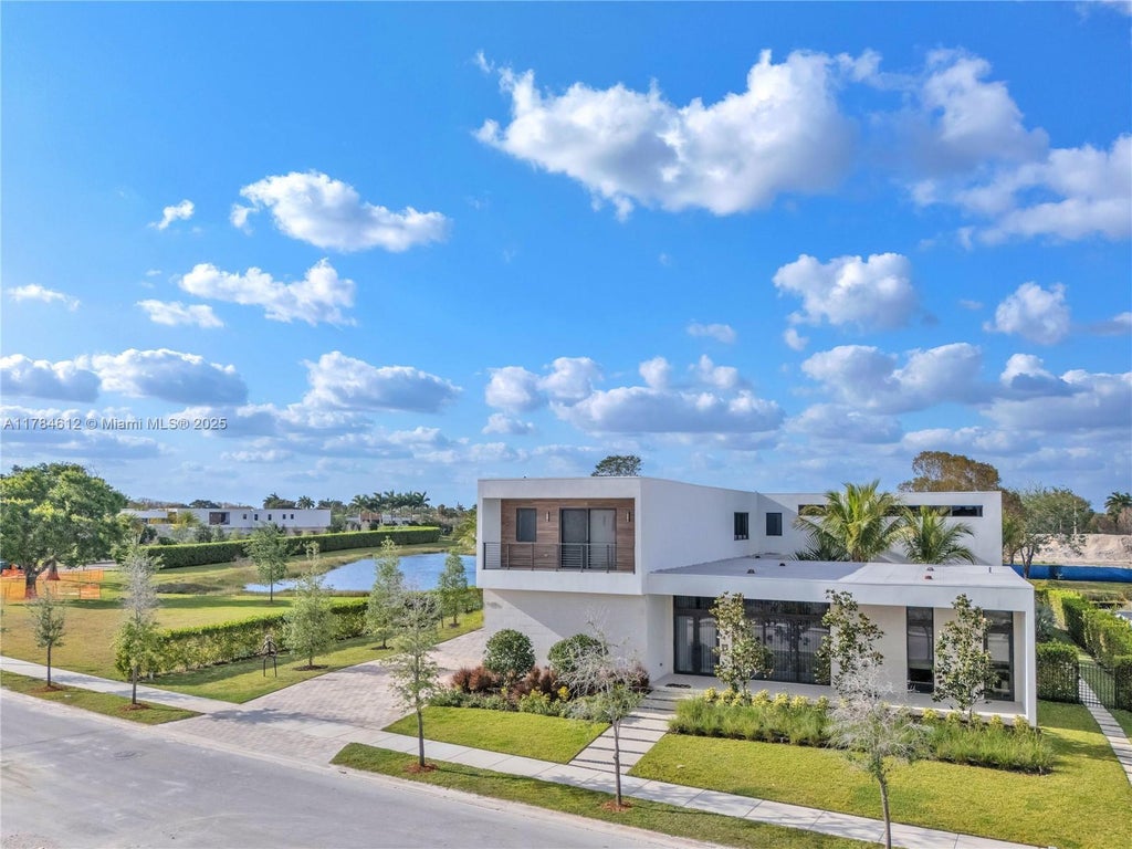 16709 N Botaniko Dr, Weston