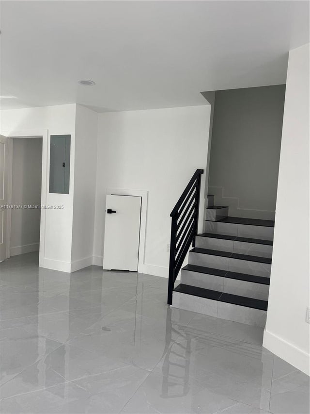 3 of 23 - 2976 Nw 45th St, Miami, FL