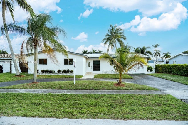 1 of 33 - 5820 Sw 17th St, Plantation, FL
