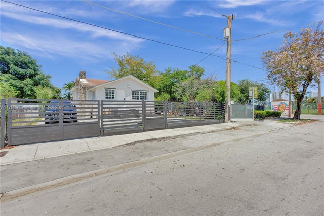 5 of 18 - 213 Nw 34th Ter, Miami, FL