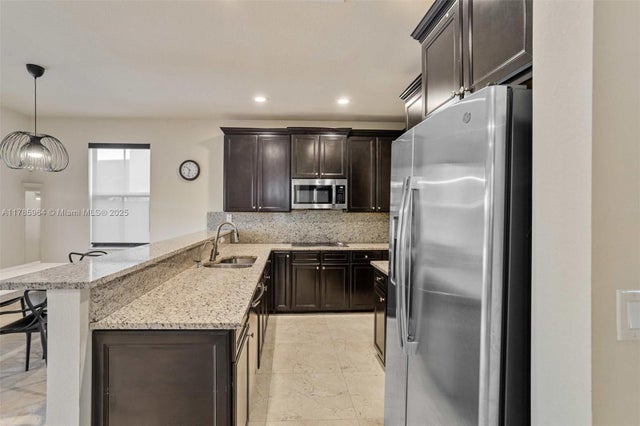 4 of 48 - 10075 Nw 86th Ter, Doral, FL