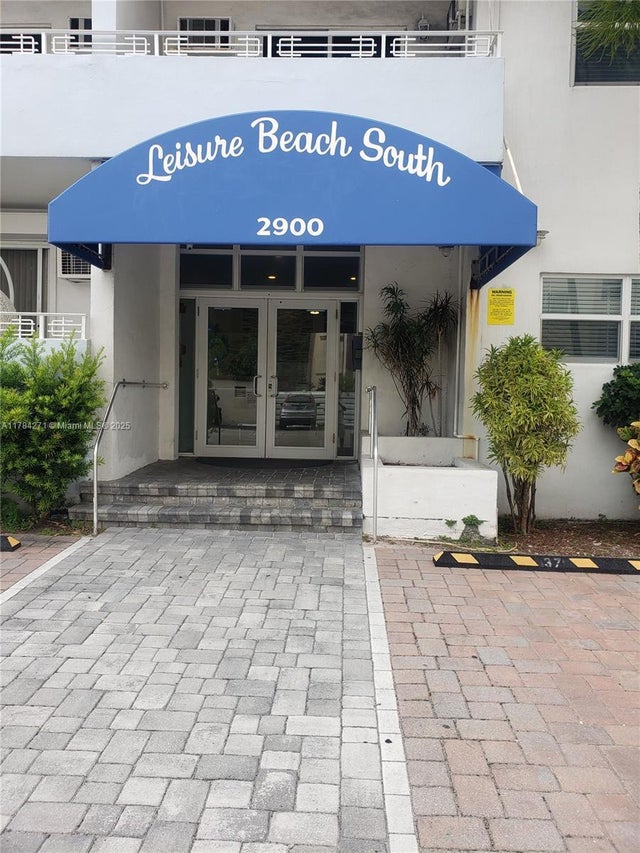 1 of 14 - 2900 Banyan St 303, Fort Lauderdale, FL