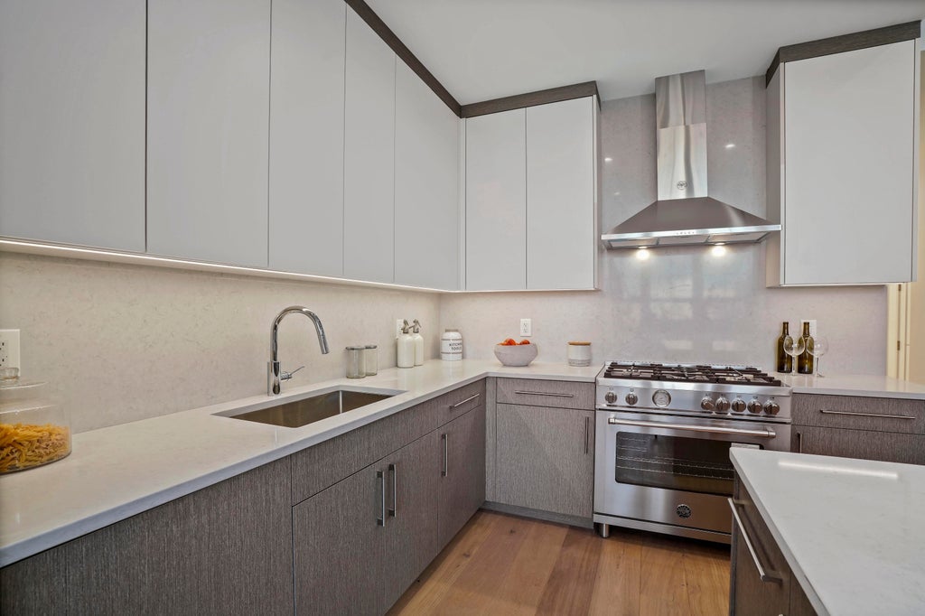 7 of 72 - 194 30th St. 2b, New York City, NY