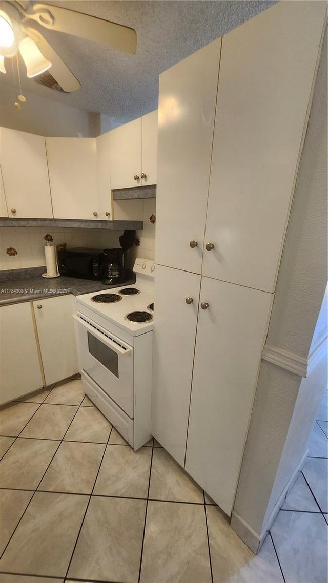 2 of 19 - 900 Sw 10th Ter 21s, Hallandale Beach, FL