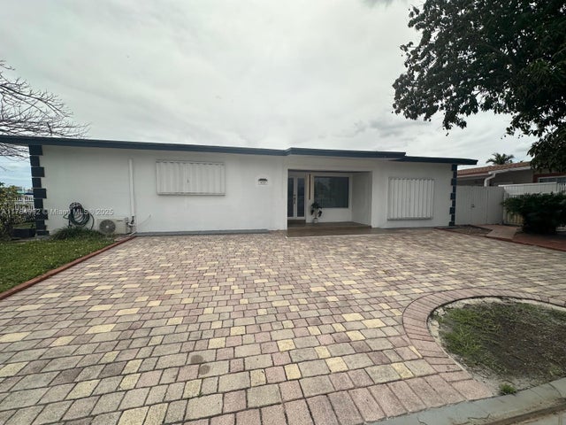 2 of 32 - 410 W 30th Pl, Hialeah, FL