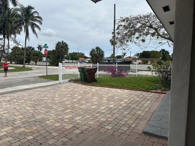 3 of 32 - 410 W 30th Pl, Hialeah, FL
