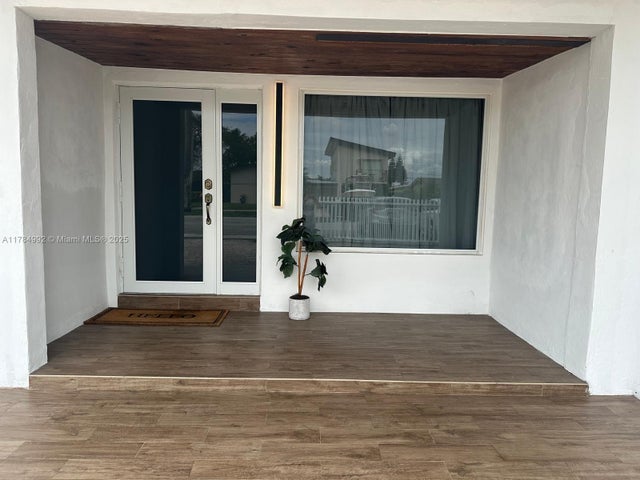 4 of 32 - 410 W 30th Pl, Hialeah, FL