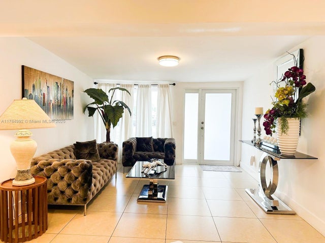 5 of 32 - 410 W 30th Pl, Hialeah, FL