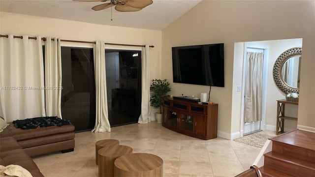 4 of 33 - 1634 N 15th Terrace, Hollywood, FL