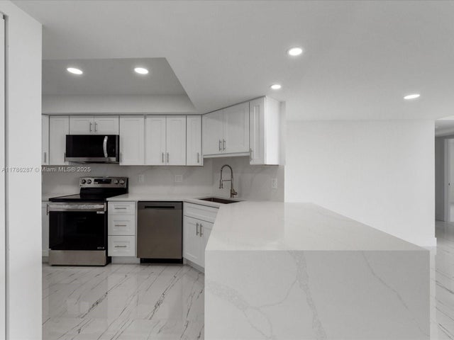 3 of 32 - 2000 Presidential Way 901, West Palm Beach, FL