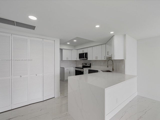 5 of 32 - 2000 Presidential Way 901, West Palm Beach, FL