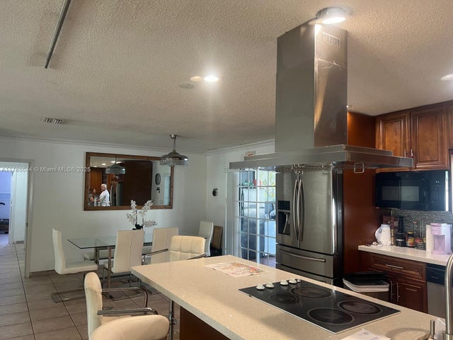 4 of 67 - 5001 Madison St, Hollywood, FL