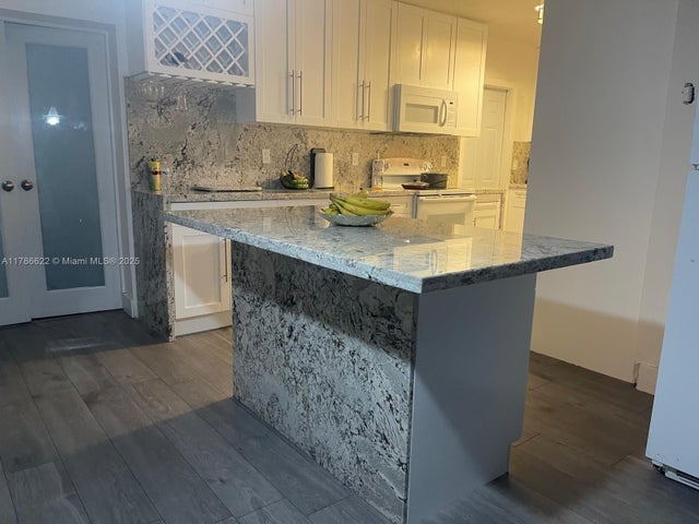 2 of 3 - 3103 Nw 157th St, Miami Gardens, FL
