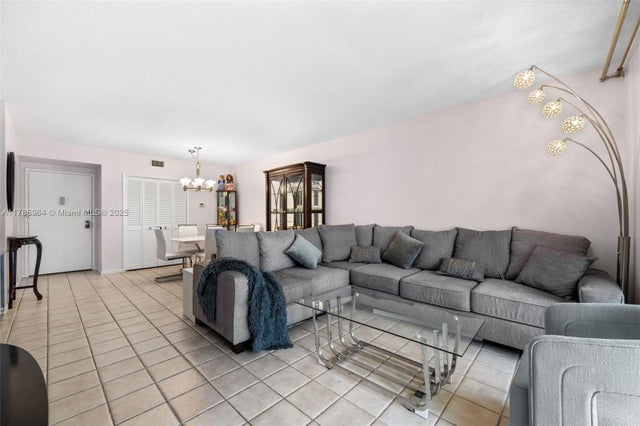 4 of 27 - 3800 Hillcrest Dr 210, Hollywood, FL