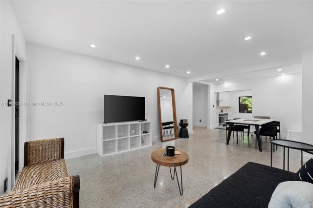 4 of 16 - 829 Sw 4th Ct, Fort Lauderdale, FL