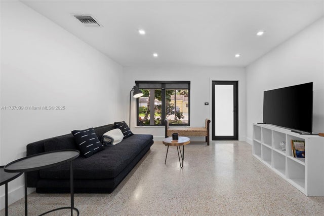 5 of 16 - 829 Sw 4th Ct, Fort Lauderdale, FL