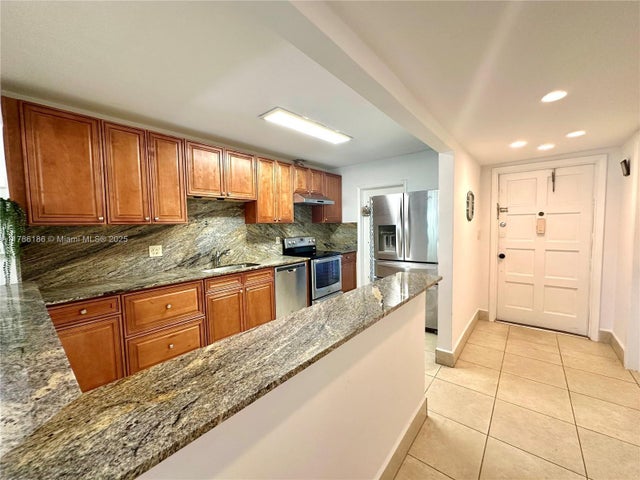 4 of 37 - 1001 Hillcrest Ct 306, Hollywood, FL