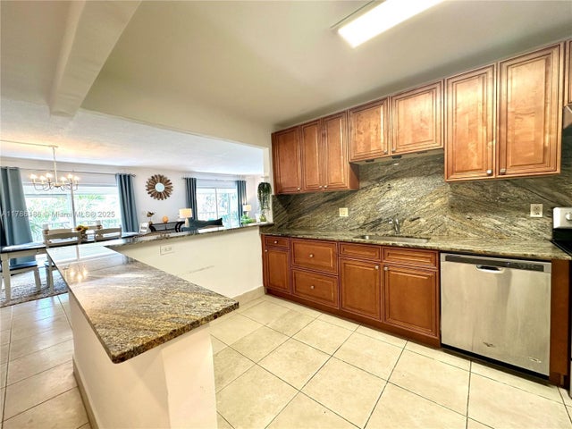 5 of 37 - 1001 Hillcrest Ct 306, Hollywood, FL