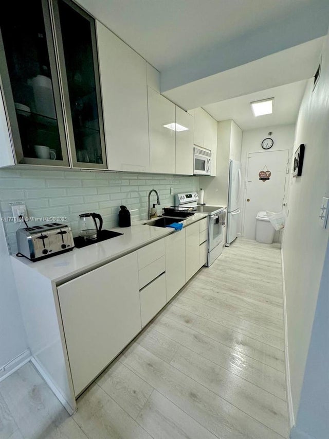 4 of 21 - 100 Lincoln Rd 430, Miami Beach, FL