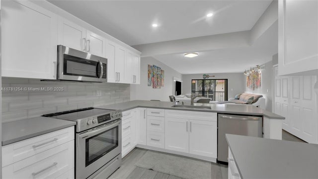 4 of 23 - 327 Lakeview Dr 203, Weston, FL