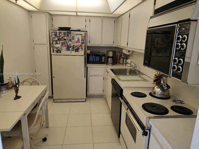 3 of 35 - 20515 E Country Club Dr 646, Aventura, FL