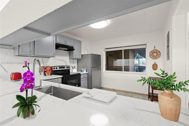 5 of 27 - 8020 Hampton Blvd 304, North Lauderdale, FL