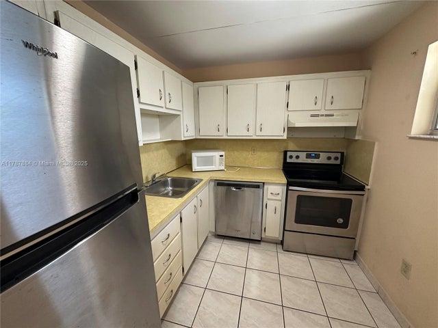 4 of 18 - 8250 Byron Ave 404, Miami Beach, FL