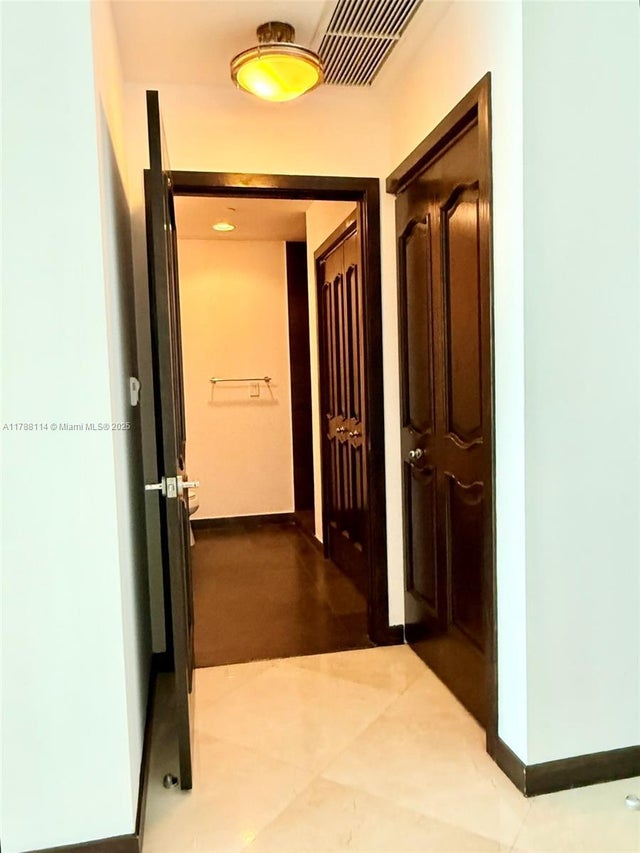 4 of 35 - 900 Biscayne Blvd 3803, Miami, FL