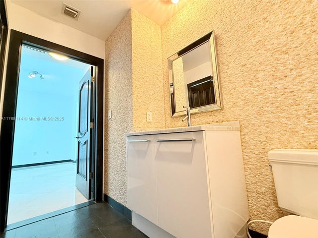 5 of 35 - 900 Biscayne Blvd 3803, Miami, FL