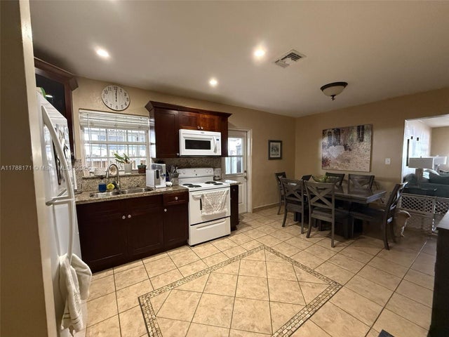 4 of 21 - 3434 Nw 101st St, Miami, FL
