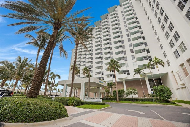 4 of 66 - 2899 Collins Ave Pha, Miami Beach, FL
