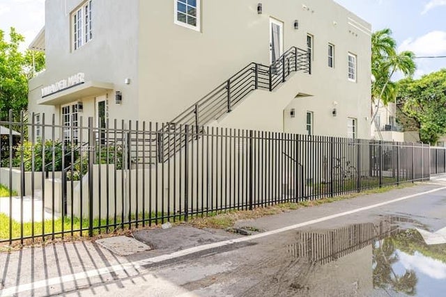2 of 37 - 1020 6th St, Miami Beach, FL