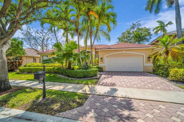 3739 Oak Ridge Cir, Weston