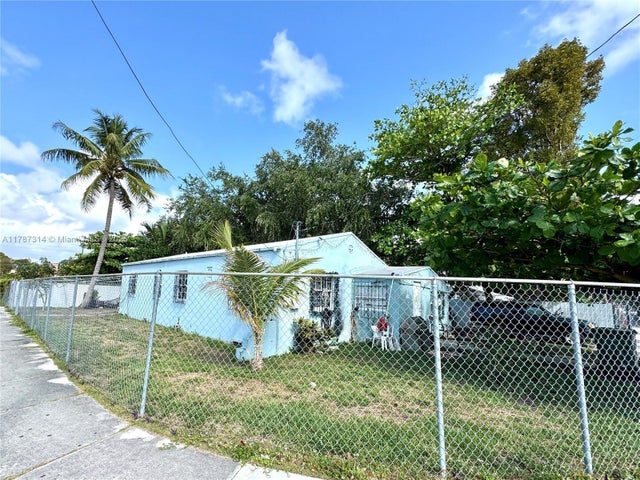 1 of 12 - 6400 Nw 1st Pl, Miami, FL