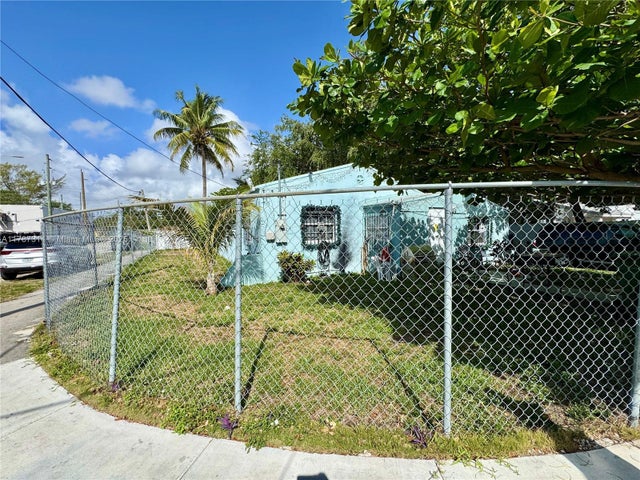 3 of 12 - 6400 Nw 1st Pl, Miami, FL