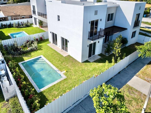 3 of 27 - 900 Sw 24th Rd, Miami, FL