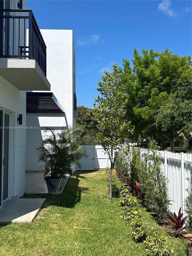 4 of 27 - 900 Sw 24th Rd, Miami, FL