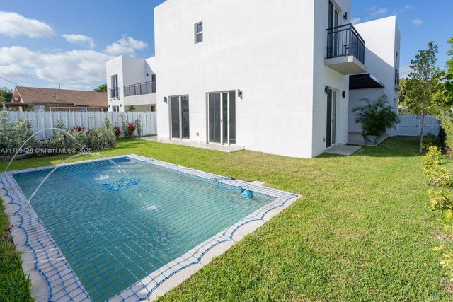 5 of 27 - 900 Sw 24th Rd, Miami, FL