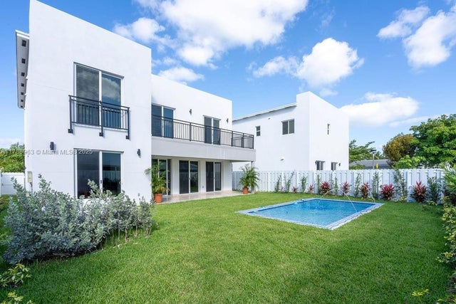 4 of 38 - 910 Sw 24th Rd, Miami, FL