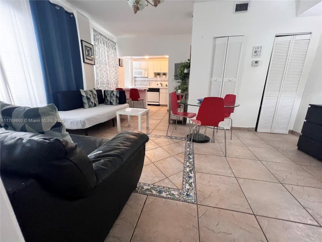 4 of 16 - 918 Ocean Dr 302, Miami Beach, FL