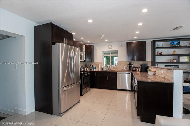 2 of 9 - 5901 Ne 4th Ave, Oakland Park, FL