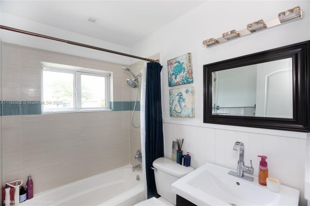 4 of 9 - 5901 Ne 4th Ave, Oakland Park, FL