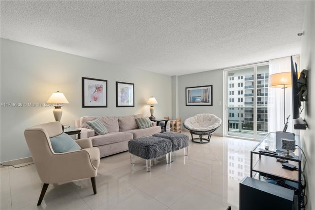 4 of 24 - 2401 Collins Ave 705, Miami Beach, FL
