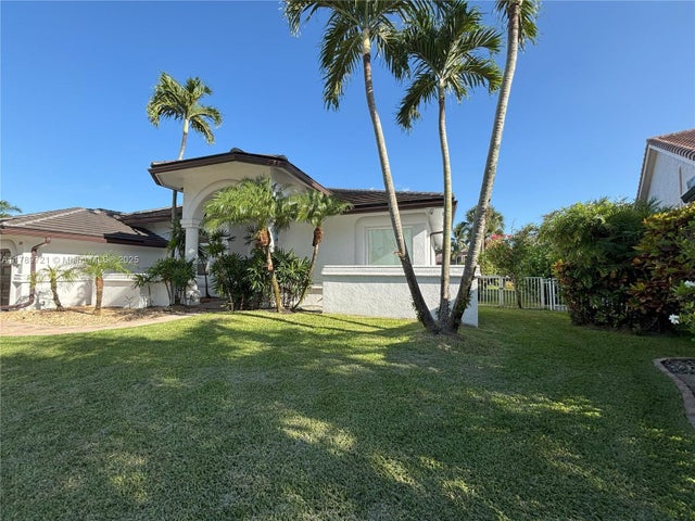3 of 40 - 320 Windmill Palm Ave, Plantation, FL
