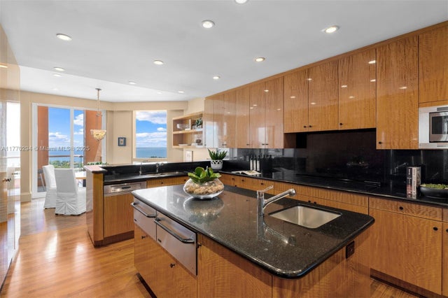 5 of 24 - 10 Edgewater Dr 16k, Coral Gables, FL