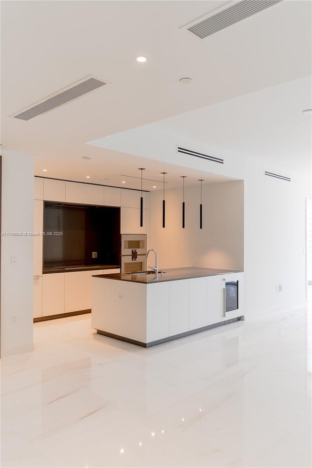 2 of 10 - 300 Biscayne Blvd Way 1102, Miami, FL