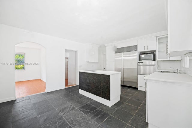 4 of 21 - 10635 Ne 11 Ct, Miami Shores, FL