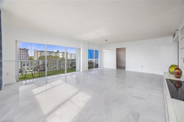 4 of 48 - 4001 Hillcrest Dr 601, Hollywood, FL