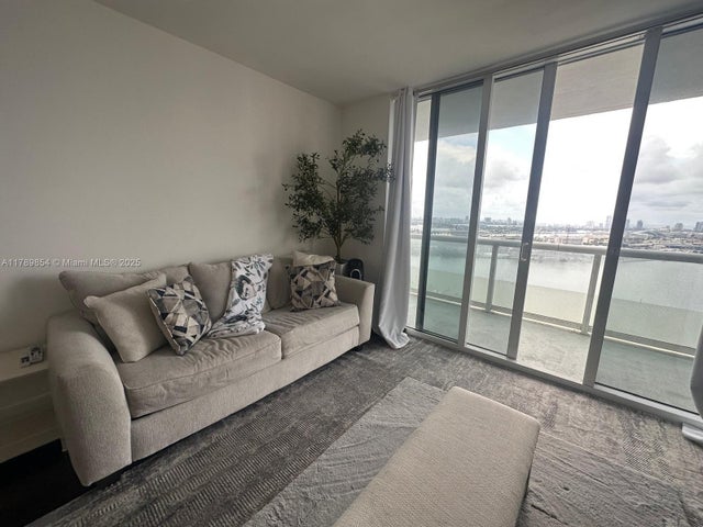 4 of 25 - 50 Biscayne Blvd 3308, Miami, FL